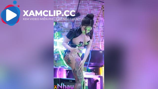 em dancer đi khách ngoài để kiếm thêm tiền