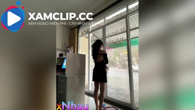 E genz thẫn thờ nhìn ra ngoài xong cởi đồ thủ dâm trước phòng đâng móc thì khách vào