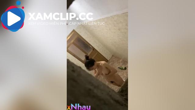 Quay lén cô em gái họ kính cận đến chs tắm thủ dâm trong phòng tắm p2