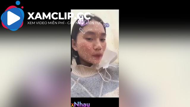 Em gái nứng lồn thủ dâm luôn ở trường cấp 1