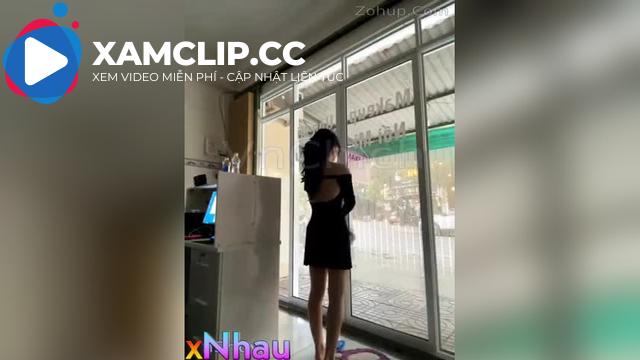 Sing 2001 cứ nhìn khách bên ngoài r lén thủ dâm móc lồn trong quán