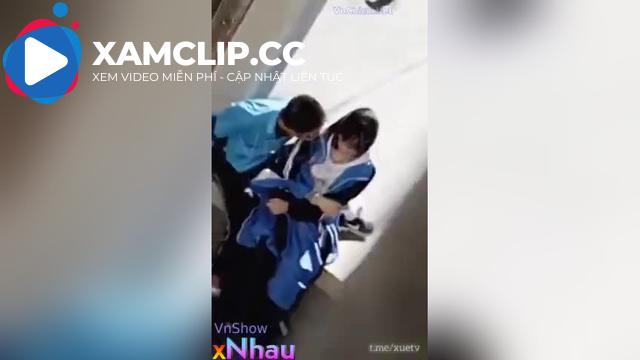 Quay lén 2 e học sinh đụ nhau ngay trước cửa phòng hiệu trưởng, Đúng là tuổi trẻ nứng