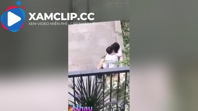 Vl 2 e học sinh cấp 3 lén mò hàu dưới sân trường bị Giám thị bắt được